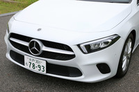 シンプルな面形状のボディーに、逆スラント、もしくは逆スラントと錯覚させるようなフロントマスクを組み合わせるのが、最近のメルセデス・ベンツのデザイントレンドだ。