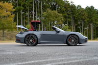 この試乗車はボディーカラーが「スレートグレー」、ソフトトップが赤の組み合わせ。ソフトトップはほかに黒、青、茶、グレーのストライプ入りの黒が設定されているが、無償で選べるのは黒のみだ。