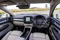 「XC40ウルトラB4 AWD」のコックピット。センターディスプレイのグラフィックが最新のボルボ車と同様の進化型インターフェイスに更新され、操作性や反応が大幅に向上している。