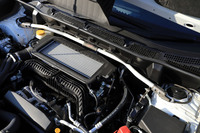 試乗車に装着された「フレキシブルタワーバー」。アルミ製のタワーバーを左右に分割し、その間にリンクボールを挟んだ構造となっている。