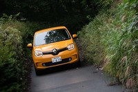 全幅1650mmのボディーサイズに加えて、最小回転半径4.3mという取りまわしのよさも「トゥインゴ」の魅力だ。