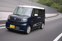 車いすのまま後部に乗車できる介護車両「ダイハツ・タントスローパー」を新車で購入。生まれて初めて残価設定ローンを選択した。介護車両の外装にツートンカラーを用意してくれてるのはタントだけ。なんてオシャレなんだ。