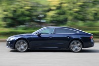 駆動方式はクワトロ=4WD。リアアクスルには油圧多板クラッチを介して駆動力を伝達し、軽負荷時にはクラッチを切り離してFF走行に切り替わる。