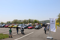 新旧ルノー車が勢ぞろいしたCパドックの様子。最新モデルに加え、往年の「アルピーヌ」などといった珍しいモデルの姿も。