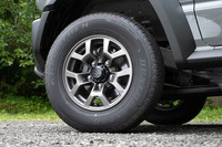 タイヤについては、2022年6月の改良と同時に「ダンロップ・グラントレックAT20」に変更された。スズキは「今回のタイヤ変更を除くと、発売以来シャシー関連の改良点はない」としているが……。