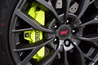 ブレーキはブレンボ製が標準。フロント(写真)には6ピストン、リアには2ピストンのモノブロックキャリパーが装着されている。