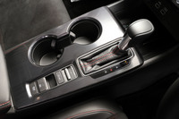 CVTはターボエンジンの大トルクに対応するべくトルクコンバーターの性能を強化。全開加速時やブレーキング時に段階的な変速を行う、ステップアップ/ダウンシフト制御が搭載されている。