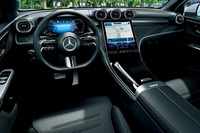 「GLC220d 4MATICクーペ コア」のコックピット。標準仕様に「シルバーグレーダイヤモンドインテリアトリム」を、AMGラインパッケージでは「メタルウィーブインテリアトリム」をいずれもGLCとして初採用している。(日本導入モデルは右ハンドル仕様)