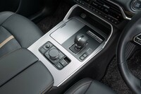 シフトセレクターは手前が「D」で奥が「R」、そこから右に倒すと「P」に入る。どちらに操作しても必ず壁に当たるためブラインド操作が容易だとされている。