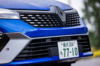 フロントグリルのドットパターンは内側が暗く、外に行くほどに明るくなるという凝った意匠を採用。新しくなったダークな色調のロザンジュとの組み合わせが大人っぽい雰囲気を漂わせる。