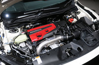 最高出力320PS/6500rpmを発生する2リッター直4ターボエンジン。せっかくの“ホンダサウンド”にスピーカーからの音をかぶせるなんて、個人的には下策に思えてならない。