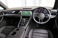 コックピットはデジタル化が進められ、インパネの中央に新世代PCMの12.3インチタッチスクリーンが設置された。