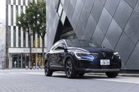 全長×全幅×全高=4570×1820×1580mmのボディーサイズや、2720mmのホイールベースはこれまでの「アルカナ」と共通。クロームのウィンドウモールフィニッシャーとサイドプロテクションモールフィニッシャー、フロントフェンダーのサイドアクセントなどが「テクノ」の専用アイテムとなる。