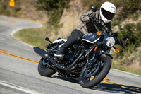 「ダウンタウンの市街地でもワインディングロードでも、ハイウェイでも優れたハンドリングを実現する」ことを目標に開発されたという「ショットガン650」。ミッドコントロールのライディングポジションも、人間工学を追求したものとなっている。