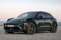 クルマのシルエットが、タイヤに向けて自然に収まっているクルマの好例。「ポルシェ・マカン」は、かなり車体を横に振ってみてもご覧のとおりだ。ボディーがタイヤの外側にはみ出て見えないのは、バンパーの縁を丸く削り、余計な張り出しがないよう、ボディー四隅の形状を吟味しているためだ。