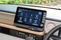 販売店オプションとして9インチまたは8インチのナビゲーションと8インチのディスプレイオーディオをラインナップ。すべてスマートフォンによるドアのロック/アンロックやエアコン操作などが可能な「Honda CONNECT」に対応している。