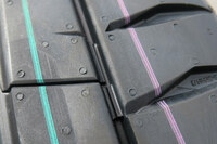 アウト側のストレートグルーブ内に設けられた”インターロック・エレメント”。負荷がかかった際のブロックの変形を抑制し、走行安定性の向上に寄与する。