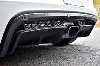 カーボン製のリアディフューザーも標準装備。各所に装着された空力パーツの効果で、従来モデルよりもダウンフォースが15%増加しているという。