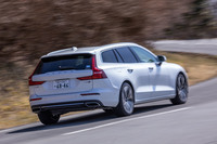 「V60 T8 Twin Engine AWDインスクリプション」のWLTCモード燃費値は13.7km/リッター。燃料タンク容量は、純ガソリンエンジン車の「T5」より5リッター大きい60リッターとなっている。