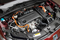 「e:HEV」車に搭載される2リッター直4エンジンとハイブリッドシステム。「ZR-V」のパワーユニットは基本的に「シビック」と共通だが、増加した車重と大径のタイヤに合わせてファイナルのギア比を変更。また各種制御も北海道・鷹栖のテストコースを走り込んで再セッティングしている。