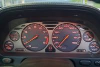 時代を考えれば当然だろうが、メーターはオーソドックスなアナログタイプ。速度計が180km/hまでしか刻まれていないうえに、同速度でリミッターが作動する。