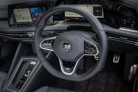 「Rライン」専用ステアリングホイールはディンプルレザーとスムースレザーの組み合わせ。スポークのスイッチは左右それぞれが一枚もののタッチパネルとなっている。