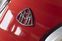 リアピラーには巨大なブランドロゴバッジが貼られている。