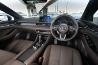 スタディーモデル「ビジョン クーペ」のコンセプトを取り入れたというインテリア。上級グレードには、新素材の「ウルトラスエード ヌー」や栓(セン)の木を使用した本杢パネル、ナッパレザーなどの素材が用いられている。