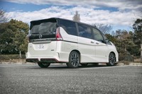 専用サスペンションの採用により、最低地上高は標準の「セレナ」よりも15mm低められている。