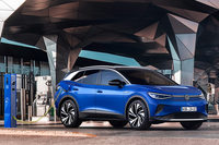 本稿で参照した論文はマツダが工学院大学と共同で作成したものだが、実はドイツのフォルクスワーゲンも、2019年に「車両生産時に発生するCO2の43.3%は、リチウムイオンバッテリーの製造時に排出される」「EVのLCAに基づくCO2排出量は、ディーゼル車とほぼ同じ。中国ではディーゼル車のほうがCO2排出が少なくなる」という趣旨のリポートを発表している。