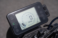 トライアンフ・スピートツイン1200(6MT)/ロイヤルエンフィールド・スクラム411(5MT)/ベネリ・レオンチーノ125(6MT)【試乗記】の画像