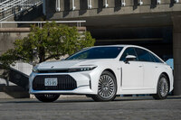 パワーユニットには2種類用意されるものの、グレードは「Z」のみ、駆動方式は後輪駆動のみ……と、新型「クラウン セダン」のバリエーションは非常にシンプルだ。(写真:向後一宏)