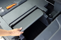 助手席と後席を収納した際の隙間を埋めるブリッジボード。助手席が着座状態の時はシート下に収納されていて、ダイブダウン時に引き出して設置することで、フラットな空間が生まれる。