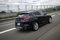 明照寺:「永福さんもほったさんも『ステルヴィオ』には乗ったことがあるんですよね。どんな感じでした?」
永福/ほった:「乗り心地がカッチカチでした」
(写真=向後一宏)