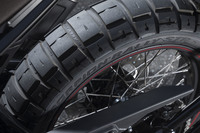 タイヤには、悪路での高いトラクション性能と舗装路でのハンドリングのよさを両立する「ピレリ・スコーピオン ラリーSTR」を採用。赤いラインが入ったアルミ製ワイヤースポークホイールも「FTRラリー」の専用装備だ。