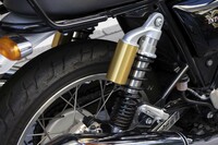 リザーバータンクやプログレッシブスプリングが備わる「INT650」のリアサスペンション。カラーリングは名門オーリンズのものを連想させる。