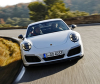 フロントバンパーの下端には、空力性能を高めるリップを装備。アゲートグレーメタリックで塗られたドアミラーは「911カレラT」ならではのドレスアップアイテムとなっている。