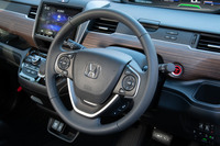 足まわり関連では、電動パワーステアリングの制御を変更。低速走行時の操作のしやすさはそのままに、外乱に強く、レーンチェンジも安心して行える安定した操舵性を実現している。