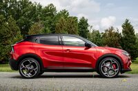 ボディーサイズは全長×全幅×全高=4173×1781×1505mm。「ヴェローチェ」には専用のスポーツサスペンションが装備されており、他のモデルより車高が25mm低められている。