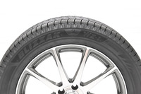 「BLIZZAK」と「WZ-1」の大きなロゴが目を引く「ブリザックWZ-1」のサイドウォール。”WZ”の名称は、英語のZENITHに由来した2つの頂点を意味する“DOUBLE ZENITH”を表したものと説明される。