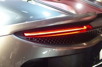 LEDテールライトはシンプルな横一文字のデザイン。ボディー後端は小さなリアスポイラー形状になっている。