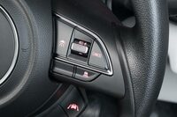 先代と同様、MT車もアダプティブクルーズコントロールを標準装備。当然ながら全車速対応型ではなく、また車速が大きく変わる際にはシフト操作も必要となるが、新型はとにかくエンジンが柔軟なので変速の機会が少なく、操作をわずらわしく感じることはなかった。