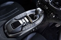 センターコンソールには、アイドリングストップやカメラ、インフォテインメントシステムなどのスイッチが整然と並ぶ。