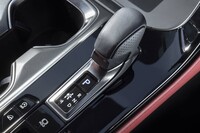 変速機はトルコン式の8段AT。セレクターにはディンプル加工が施された本革が巻かれる。