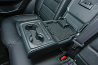 後席センターアームレストには、リッド下に充電用USBポートを備えた収納スペースが新たに設定された。