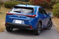 エクステリアでは、レーシングカーのリアスポイラーをイメージしたというフィン形状のリアコンビランプも見どころ。機能美を持たせたデザインが採用されている。