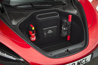 フロントフードの下には150リッターのラゲッジスペースが隠れている。