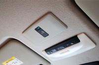 前席の頭上に備わる「SOSコール」のスイッチ。事故や急病時にはボタンひとつでオペレーターに接続、警察や消防へのサポートが受けられる。