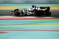 サウジアラビアでのアルファタウリは2台ともトラブル続き。開幕戦8位入賞の角田裕毅は、ウオーターシステムの問題で予選に出られず最後尾。レース前のレコノサンスラップ中にはドライブラインの故障でコース脇にストップ、不完全燃焼のまま終わった。一方、ピエール・ガスリー(写真)は、プラクティス中にドライブシャフトのトラブル、予選ではフロア破損などにも見舞われるも、予選9位から8位入賞。チームとしては2戦連続ポイント獲得となったが、信頼性にかかわる大きな課題を持ち帰ることとなった。(Photo=Getty Images / Red Bull Content Pool)