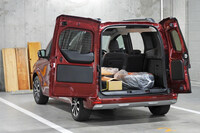 左側のテールゲートを180°開いた「カングー」の図。記者はかつて、ぐいん! と180°ゲートを開けて外のカメラマンに鉄板平手打ちをかましそうになった。あのときは惜しかった……じゃなくて、危なかった。